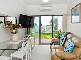 Homely Beachfront Apartment with Direct Beach Access - The Coachhouse