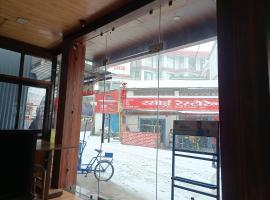 Midway Resturant and Guest house, Dhanaulti，位于达纳尔蒂的酒店