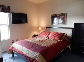 Southwest Retreat - Stylish Room with Queen Bed, Fast Wi-Fi & More!