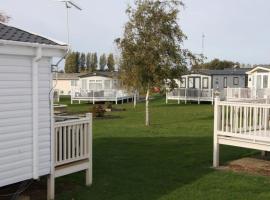 Place2bee , Caravan , Manor park , Free Wifi ,6 Berth，位于亨斯坦顿的度假园