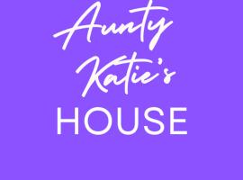 Aunty Katie's House, NI Tourist Board Certified & located on the main Oldpark Road to Belfast, with Free Continental Breakfast & Free Ultra Fast SKY internet, free SKY Sports & free SKY Cinema, Self-check in after 10pm GMT，位于贝尔法斯特的酒店