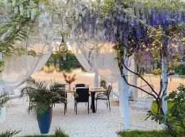 Corbeanca by The Lake Luxury Villa，位于Corbeanca的酒店