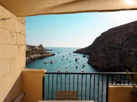 Seafront duplex Penthouse with Terrace overlooking Xlendi Bay，位于克伦蒂的酒店