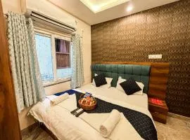 HOTEL VIA GANGA INN ! గంగా ఇన్ ద్వారా హోటల్ VARANASI! FULLY AIR-CONDITIONED HOTEL AT PRIME LOCATION WITH ROOFTOP GANGES VIEW! 2 Min walking distance from ASSI GHAT ,NEAR KASHI VISHWANATH TEMPLE