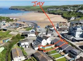Polzeath beach and shops just steps away !