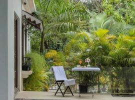 Casa Dolce Vita 4 bed villa with a pvt pool in North Goa，位于Bardez的酒店