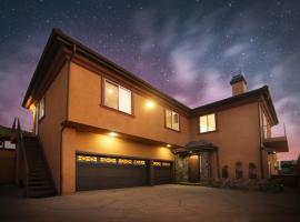 5 BR/5 BA Getaway with a View，位于千橡市的酒店