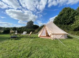 Bell Tent 4m Fossewold Farm Camping，位于莫顿因马什的酒店