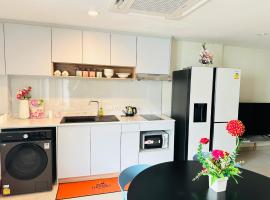 New Ekamai Thonglor Luxury Home near 711, BTS, Mall，位于Khlong Toei的酒店