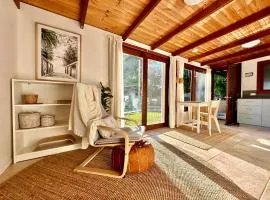 Private Access Retreat 1 Queen Bedroom w Stunning Pool and Ocean Views