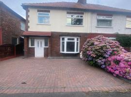 Lovely 3 bed house in Crosby，位于克罗斯比的酒店