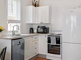 Direct Beachfront Paradise Retreat - The Coachhouse，位于纳拉宾的酒店