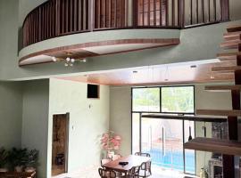 Villa Sibolangit Satu Hati near Hillpark with private pool，位于Bandarbaru的酒店