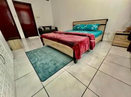 Luxury Awaits Master Bedroom，位于沙迦的酒店