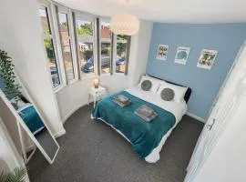 4BR 3 bath Spacious apartment, Sleeps upto 8 free parking
