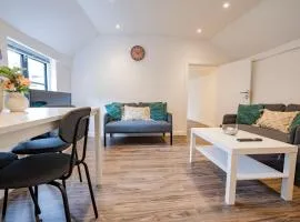 Ideal Uxbridge Hub, 3 Bed Flat Next to the Station