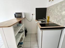 Chez Laurie et Xavier studio 1，位于米尼亚卢博瓦尔的酒店