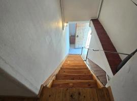 Spacious apartment in Bellver de Cerdanya 150 m² with balcony，位于贝尔维尔德赛当亚的酒店