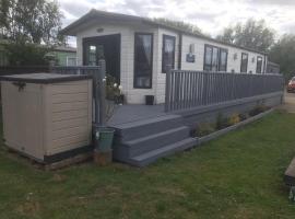 Beautiful 2 bedroom caravan on Billing Aquadrome，位于北安普敦的露营地