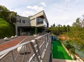 EleMYNT LifeStyle Hotel，位于瓜塔佩的海滩短租房