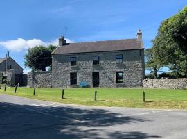 Wild Atlantic Way Historic House in the Burren，位于巴伦的酒店