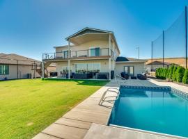 Hunt and Hike Potholes State Park Home Hot Tub，位于Othello的酒店