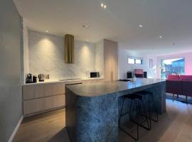 Luxurious Family Retreat，位于Blackburn的酒店