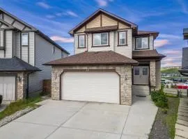 LUXURY LAKEVIEW HOME - 2500sqft of private space with 5 Beds, 4 Bath, 2 Living Rooms, Kitchen, AC, Jacuzzi, 18-min to Airport, 20-min to Downtown, 80-min to Banff