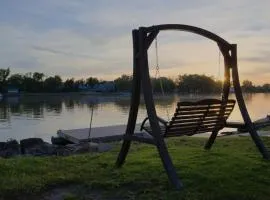 Eclectic Riverside Home 3 Season Room Large Deck