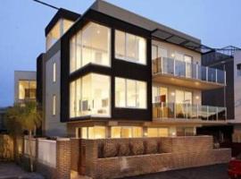 2 Bed 3 Bath Right on the Beach WOW Great Value，位于墨尔本的酒店