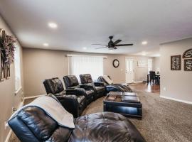 Indoor Hot-Tub! Spacious & Updated MQT Township Home!，位于马凯特的带热水浴缸的酒店