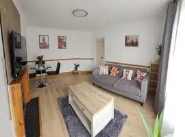 Ecua Stay - East London Serviced Luxury Accommodation - 4 Bed House with Garden and parking