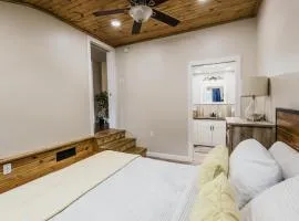 Spacious & Updated MQT Home - HotTub - Backyard