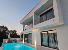 Villa Artemis II，位于兹曼的带泳池的酒店