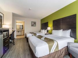 Quality Inn & Suites Vandalia near I-70 and Hwy 51，位于Vandalia的酒店