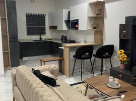 2 Bedroom Semi- Luxury Apartment in Achimota，位于Achimota的酒店