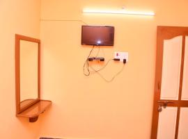 Malar restaurant and rooms，位于Tiruttani的酒店