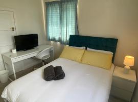 Bittern Lodge Homestay with Free Parking & Parking for cruise available, Full access to kitchen in Southampton，位于南安普敦的酒店