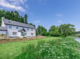 Luxury Riverside Escape in North Devon! Stunning Views，位于Weare Giffard的酒店