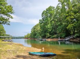 Clemson Lake House - 4 Miles To Stadium, Hot Tub，位于塞尼卡的酒店