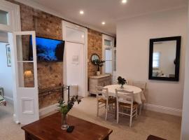 Beachfront Sunset View Apartment - The Coachhouse，位于纳拉宾的酒店