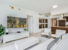 ICON Brickell Miami- 2 bedroom Condo with City and water views!