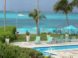 Luxury Beachfront Apartments Grace Bay Beach，位于The Bight Settlements的公寓式酒店