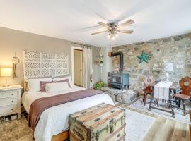 Charming Getaway Less Than 1 Mi to Downtown Lambertville!，位于兰伯特维尔的酒店