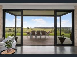 Luxury Modern Farm Stay with Country Living，位于Greendale的酒店