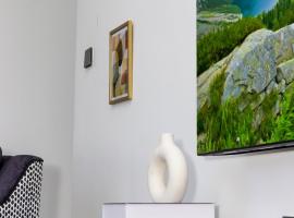 2 br luxury condo centrally located in Westlands in Nairobi-Book your stay!，位于内罗毕的分契式公寓