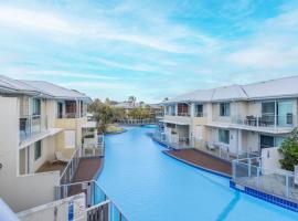 Pacific Blue 244, 255 Sandy Point Rd - pool, aircon, linen and resort features，位于科莱特的酒店