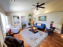 Cozy Family Hideaway, sleeps 8, 4 tv's yard, shops，位于西米谷的酒店