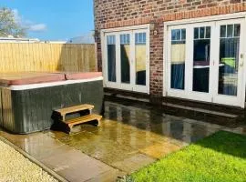 Barn near York with hot tub - Perfect for Groups and Families