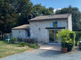 le Domaine du Petit Bois, Gîte le Marronnier，位于Varzay的酒店